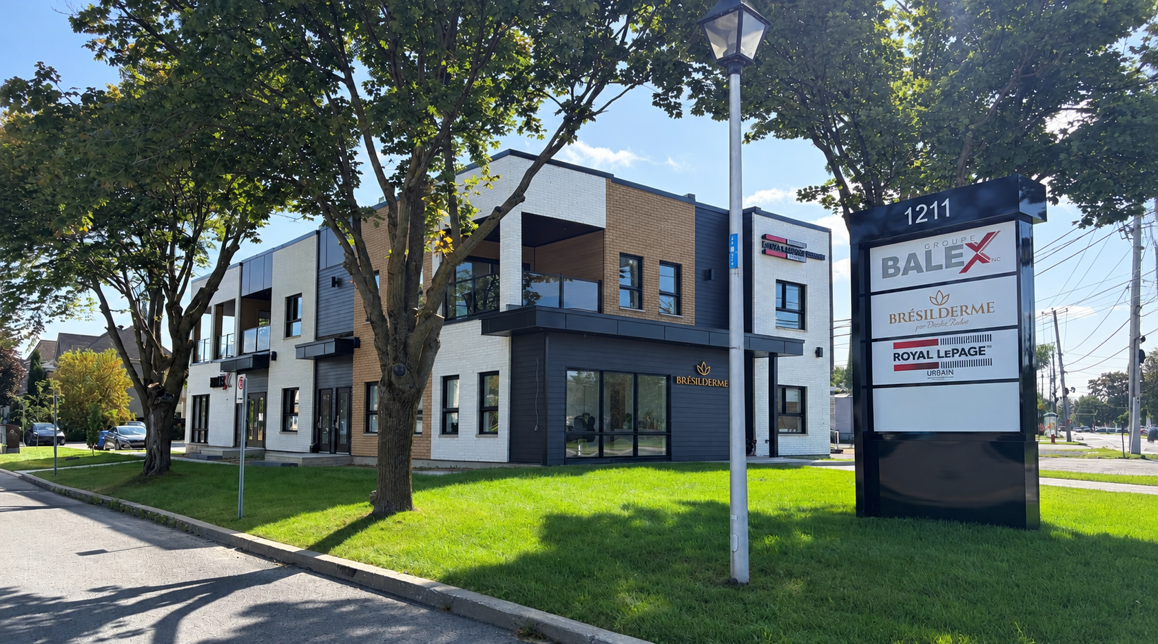 Immeuble commercial moderne avec panneau d’entreprises au 1211